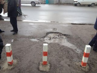В одном из дворов на ул.Льва Толстого и Байтик Баатыра были заблокированы машины <b>(фото)</b>