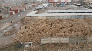 Футбольное поле в микрорайоне Джал превратили в место для отвала грунта, - читатель <b>(фото)</b>
