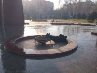 Читатель сообщает, что главные памятники страны не защищены от вандалов <b>(фото)</b>