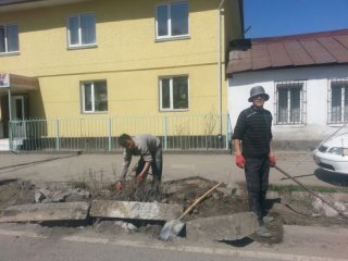 Читатель сообщает, что на ул. Жибек Жолу убирают бордюры <b>(фото)</b>