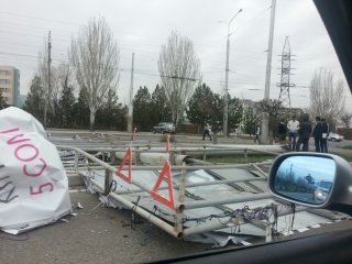 На улице Токомбаева упал рекламный щит <b>(фото)</b>