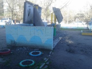 На игровой площадке детского сада в столице обломки бетона могут упасть на детей <b>(фото)</b> На игровой площадке детского сада в столице обломки бетона могут упасть на детей <b>(фото)</b>