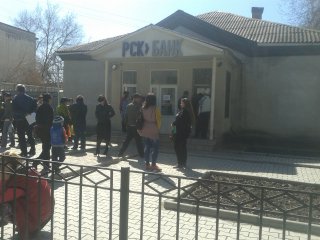 Читательница интересуется, почему в Кара-Балте не работает банк «РСК» <b>(фото)</b> Читательница интересуется, почему в Кара-Балте не работает банк «РСК» <b>(фото)</b>