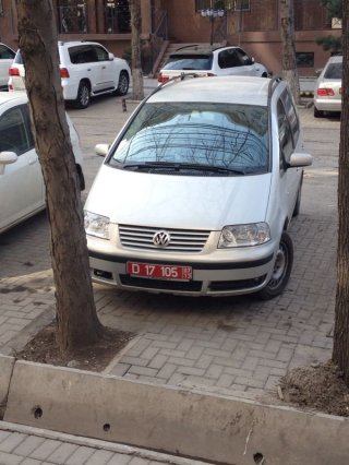 Читатель интересуется, почему дипломатические представительства используют автомобили с дипномерами с просроченным сроком действия <b>(фото)</b>