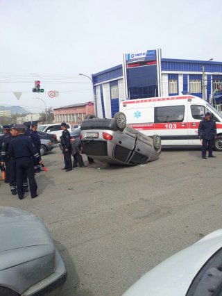 В Оше в результате аварии перевернулся автомобиль <b>(фото, видео)</b>