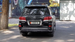 Водитель на Lexus LX 570 заехал в парк Панфилова. Фото очевидца