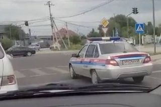 Видео — Сотрудник ГУОБДД несколько раз нарушил ПДД на 7 апреля-Токомбаева