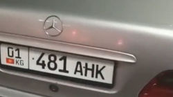 Горожанка жалуется на таксистов, которые паркуются на остановке напротив мэрии. Видео
