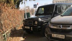 «Гелик» с подложными номерами припаркован на тротуаре по Шопокова. Фото