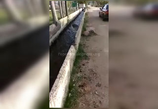 Видео — В селе Аксай на Иссык-Куле не огражден канал. Жители беспокоятся за безопасность детей