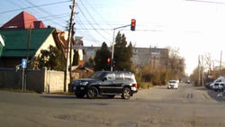 Lexus LX 470 повернул на красный. Патрульные все видели, но ничего не сделали, - очевидец