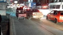 На Московской на встречке водители «Тойоты» и мотороллера устроили потасовку На Московской на встречке водители «Тойоты» и мотороллера устроили потасовку