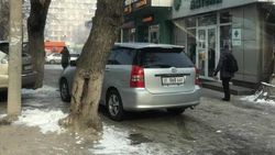 «Тойоту Виш» припарковали на тротуаре по Гоголя «Тойоту Виш» припарковали на тротуаре по Гоголя