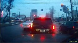 «Мерседес S500» выехал на встречку и заехал на стоп-линию на Юнусалиева. Видео очевидца «Мерседес S500» выехал на встречку и заехал на стоп-линию на Юнусалиева. Видео очевидца