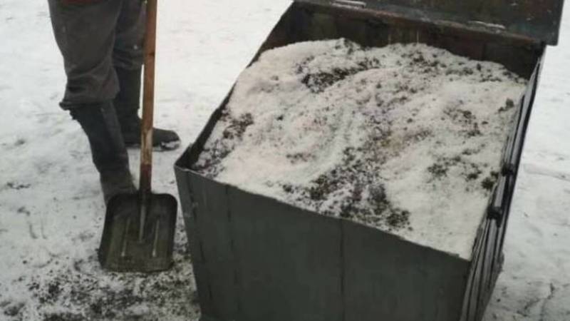В Бишкеке установлены 83 ящика с солью для подсыпки остановок и тротуаров