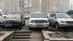 В 12 мкр «Тойота» перекрыла выход на тротуар возле супермаркета, - горожанин В 12 мкр «Тойота» перекрыла выход на тротуар возле супермаркета, - горожанин