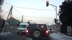 Маршрутка №212, у которой 13 тыс. сомов штрафов, проехала на красный. Видео Маршрутка №212, у которой 13 тыс. сомов штрафов, проехала на красный. Видео