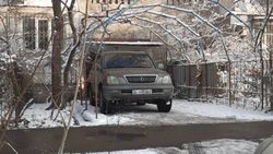 Lexus LX 470, у которого 59,5 тыс. сомов штрафов, припаркован у двери в подъезд. Фото Lexus LX 470, у которого 59,5 тыс. сомов штрафов, припаркован у двери в подъезд. Фото