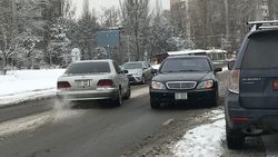 «Мерседес 500» едет по встречной полосе. Фото