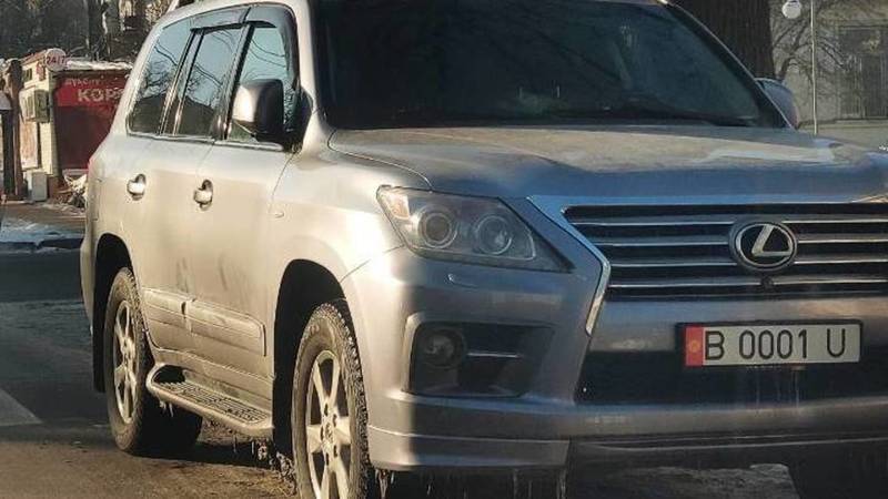 Бишкекчанин припарковал свой Lexus LX 570 на проезжей части на Исанова