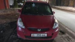 Машина «Яндекс Go» припаркована на тротуаре в селе Орто-Сай. Фото Машина «Яндекс Go» припаркована на тротуаре в селе Орто-Сай. Фото