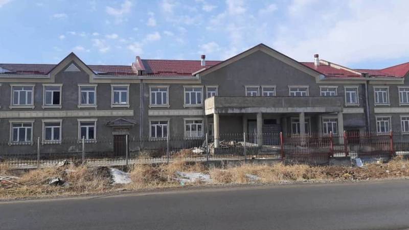 В Военно-Антоновке не могут достроить школу, строительство которой началось в 2011 году. Фото