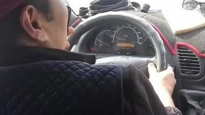 Водитель маршрутки №204 во время движения разговаривает по телефону. Видео пассажира