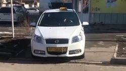 Таксист припарковал свой «Равон» на зебре. Видео горожанина Таксист припарковал свой «Равон» на зебре. Видео горожанина