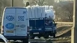 «Ниссан», «Мерседес» и портер объезжают пробку по обочине. Видео «Ниссан», «Мерседес» и портер объезжают пробку по обочине. Видео