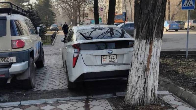 Горожанин припарковал свою «Тойоту» на тротуаре. Фото