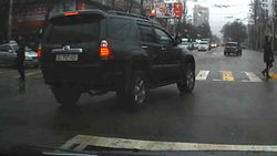 «Тойота» и «Лексус» проехали по встречке на Байтик Баатыра. Видео