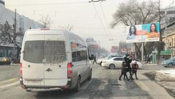 На проспекте Чуй маршрутка проехала на красный. Фото горожанина