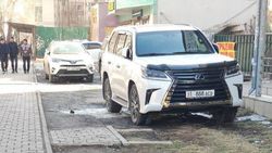 Lexus LX 570 припаркован на газоне на Московской. Фото горожанина