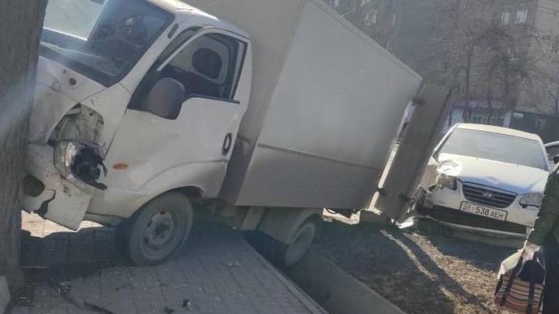 На Московской грузовик врезался в дерево. Фото очевидца