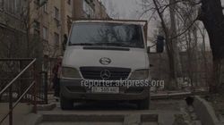 Грузовик «Мерседес» припаркован на аллее. Фото