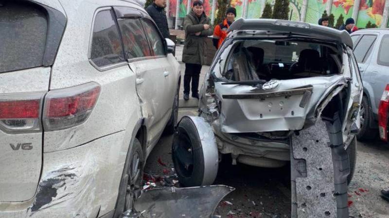 На площади маршрутка протаранила 5 машин на парковке. Видео и фото