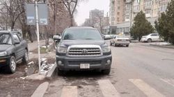 «Тойота Секвойя» припаркована в неположенном месте на Уметалиева. Фото