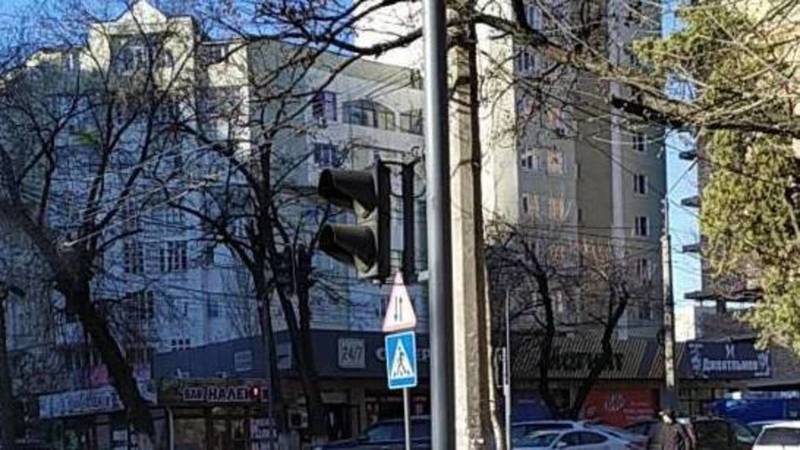 На Кулатова знак лежит на земле. Фото горожанина