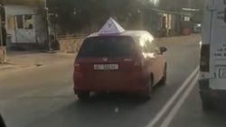 Машина автошколы едет по встречке. Видео