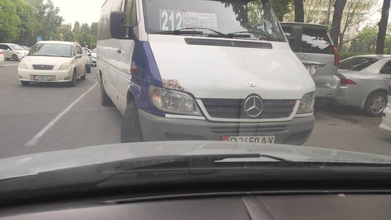Маршрутка №212, у которой 84 тыс. сомов штрафов, выехала на встречку. Видео
