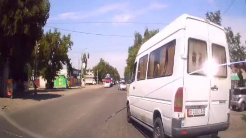 Бус совершил обгон справа по обочине. Видео