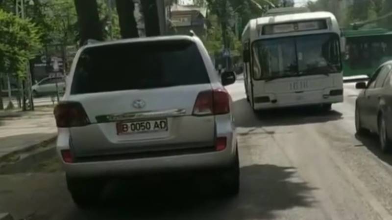 «Крузак» припаркован на проезжей части на встречке. Видео и фото