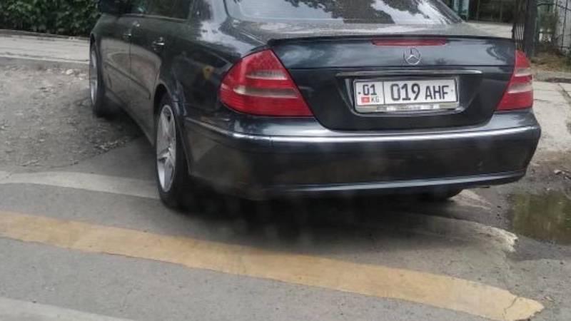 «Мерседес Е320» припарковался на зебре. Фото