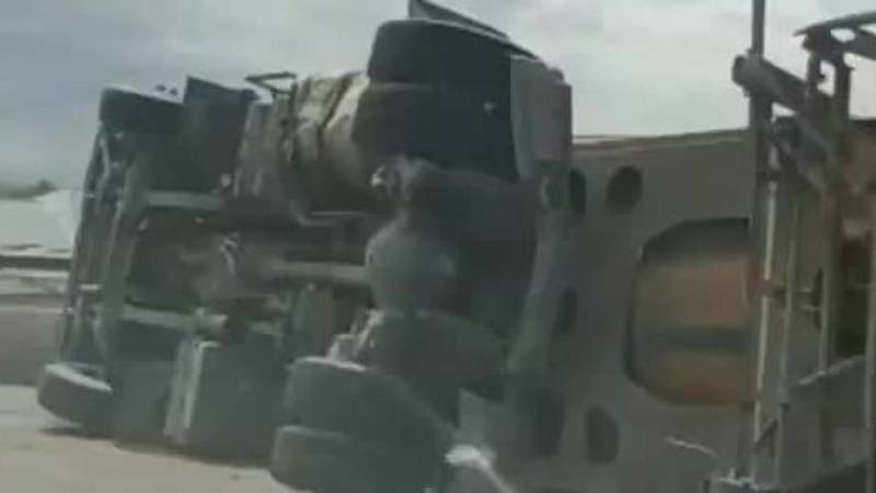 На мосту на Медерова перевернулась бетономешалка. Видео