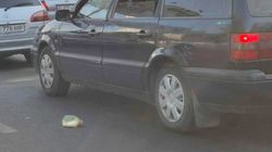 Неизвестные выбросили пакет с мусором на дорогу в центре города, - горожанин