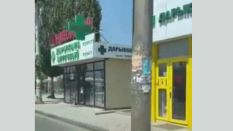 В Ак-Орго на школьной остановке построили две аптеки, теперь их не могут убрать, - местный житель