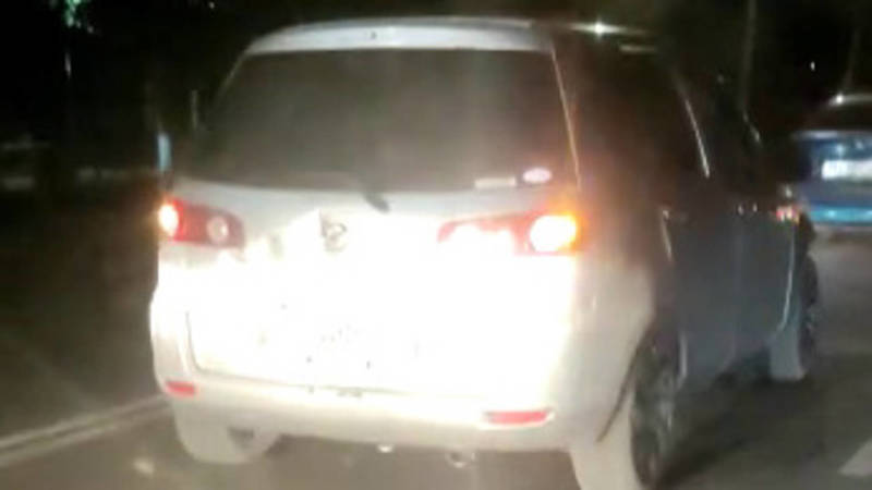 «Мазда», у которой 22 тыс. сомов штрафов, едет по тротуару на Ахунбаева. Видео