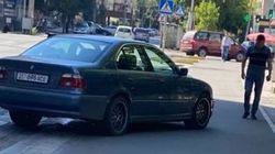 БМВ припаркован на тротуаре. Фото БМВ припаркован на тротуаре. Фото