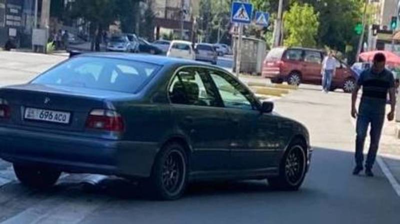 БМВ припаркован на тротуаре. Фото