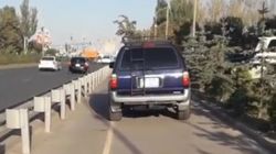 «Тойота» едет по тротуару. Видео